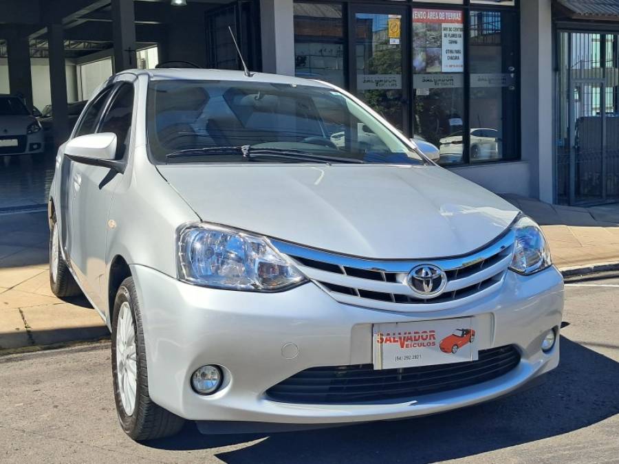 TOYOTA - ETIOS - 2013/2014 - Prata - R$ 45.900,00