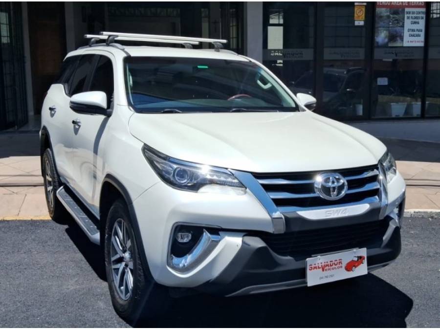 TOYOTA - HILUX SW4 - 2018/2018 - Branca - R$ 230.000,00