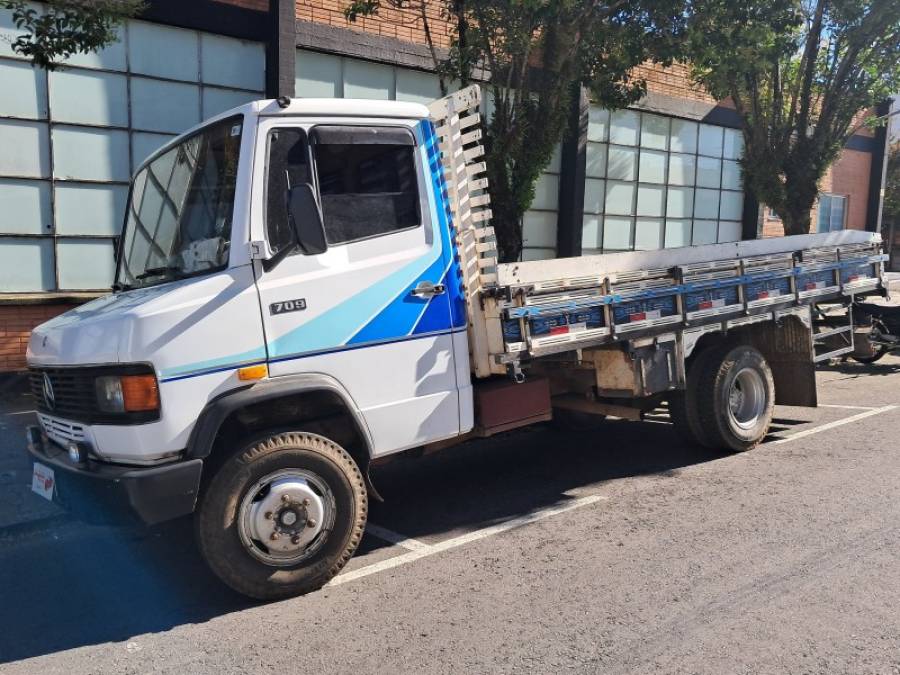 MERCEDES-BENZ - 709 - 1988/1989 - Branca - R$ 85.000,00