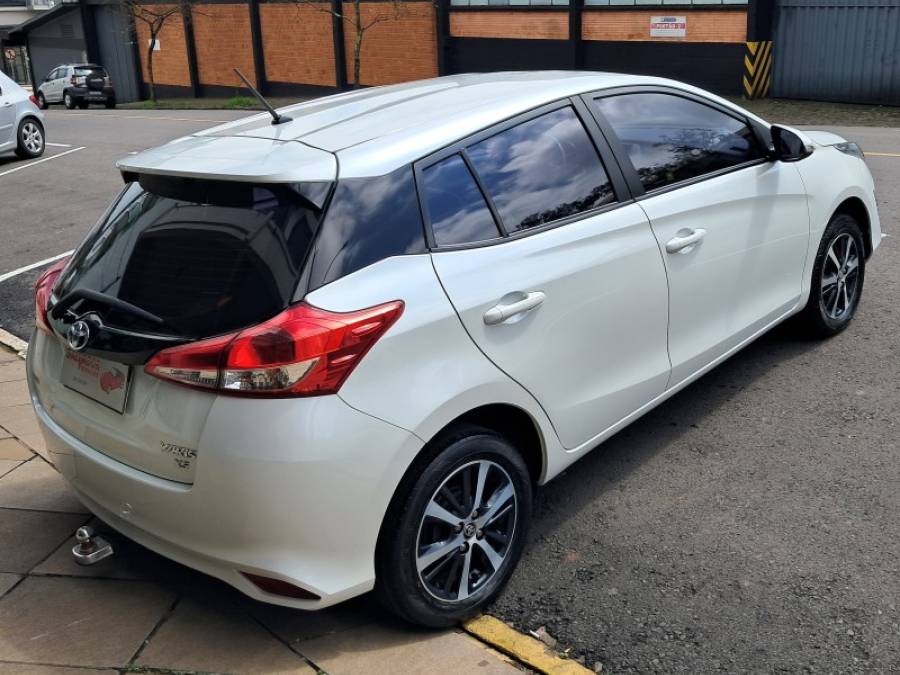 TOYOTA - YARIS - 2021/2022 - Branca - R$ 90.900,00