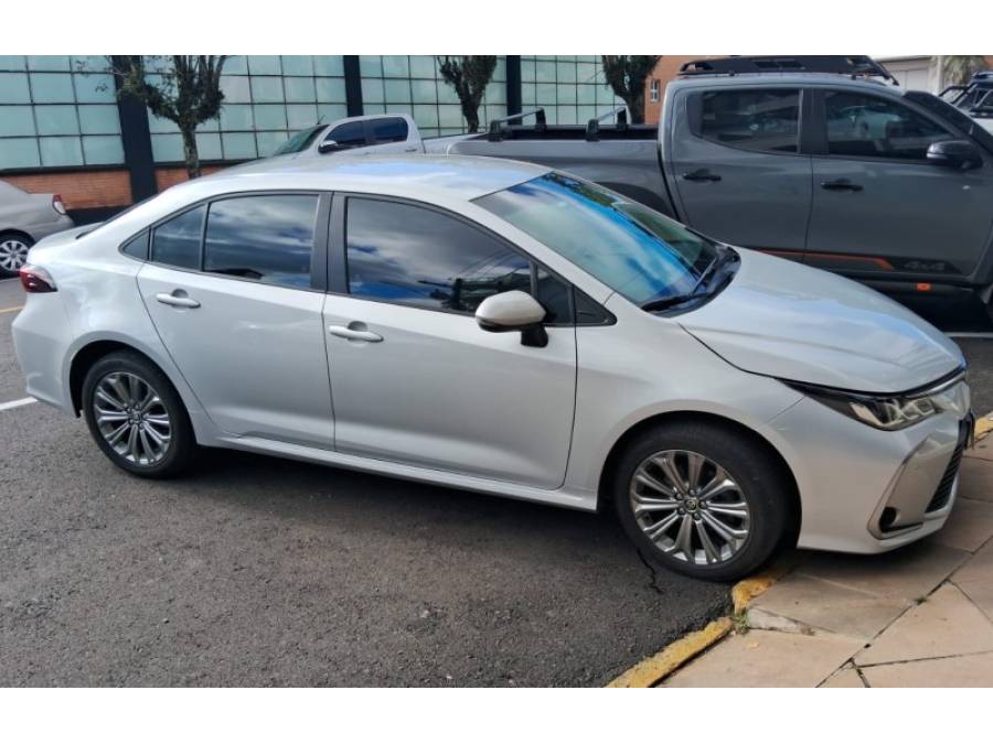 TOYOTA - COROLLA - 2022/2023 - Prata - R$ 131.900,00