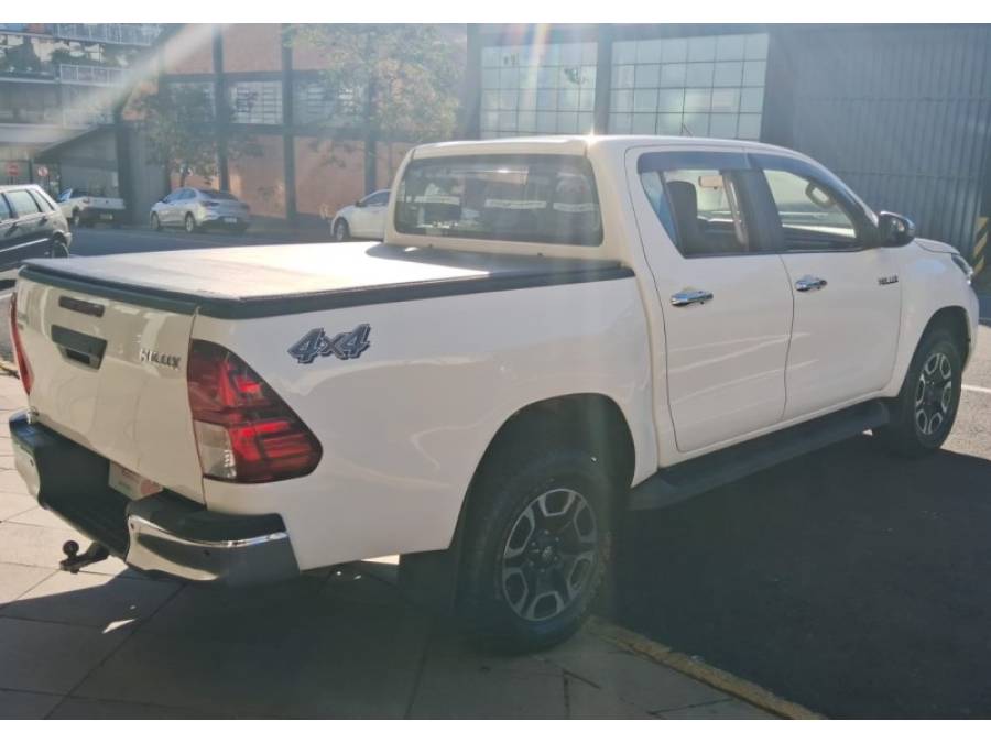 TOYOTA - HILUX - 2021/2021 - Branca - R$ 173.000,00