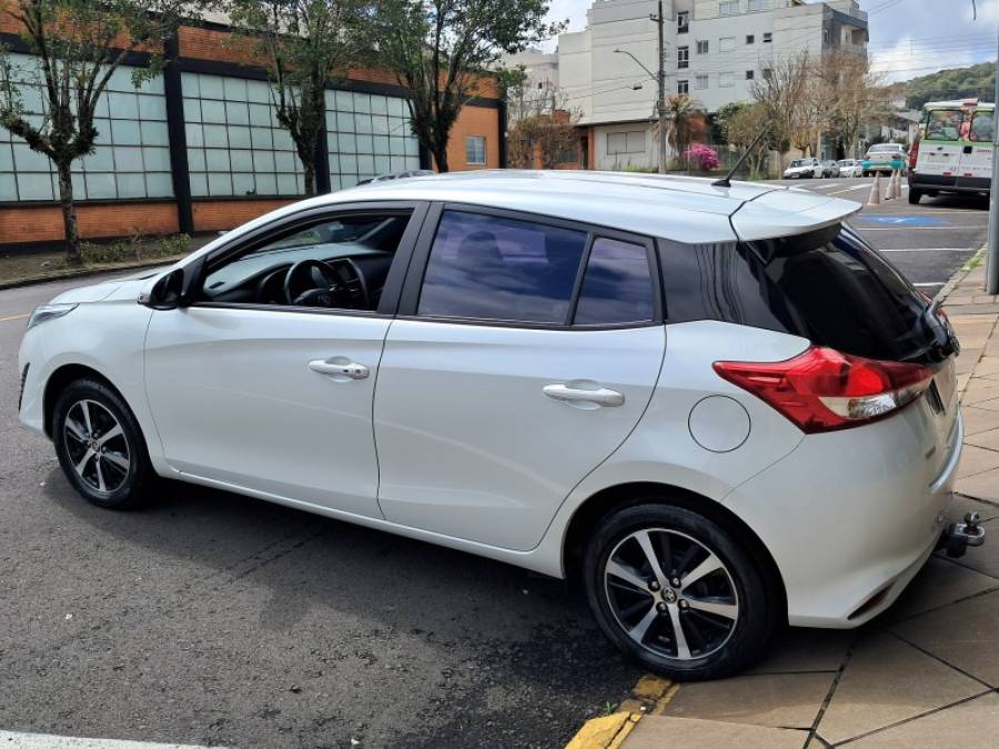 TOYOTA - YARIS - 2021/2022 - Branca - R$ 90.900,00