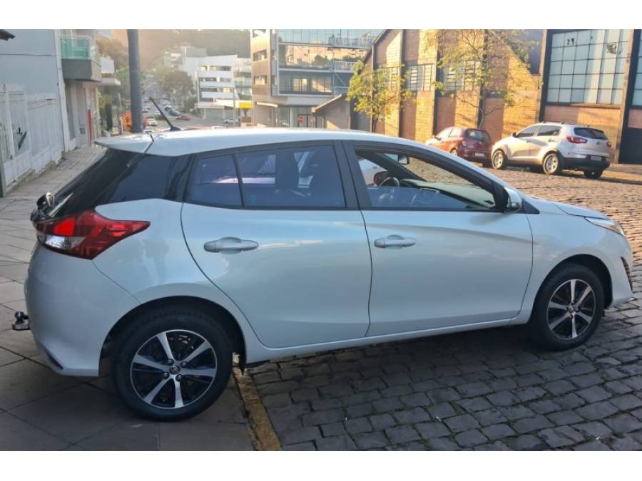 TOYOTA - YARIS - 2021/2022 - Branca - R$ 90.000,00