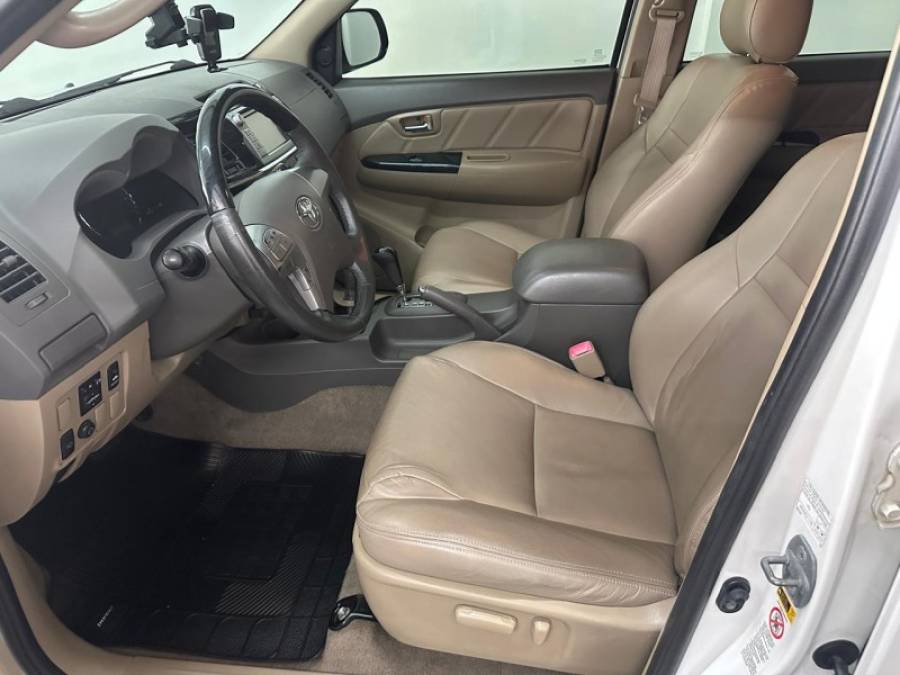 TOYOTA - HILUX SW4 - 2011/2012 - Branca - R$ 140.000,00
