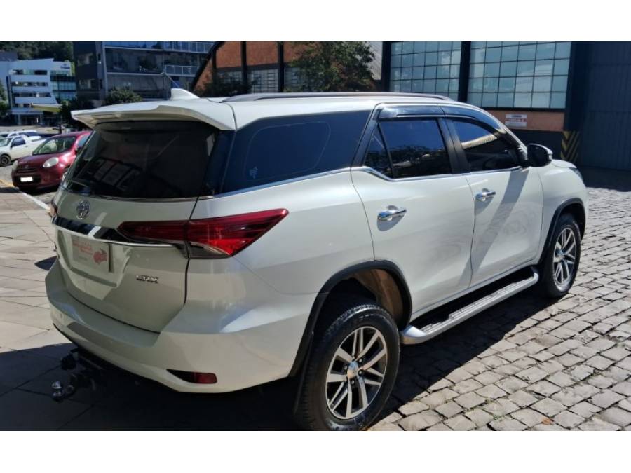 TOYOTA - HILUX SW4 - 2019/2020 - Branca - R$ 260.000,00