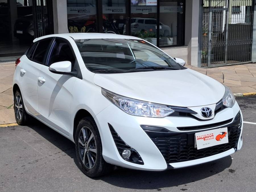 TOYOTA - YARIS - 2021/2022 - Branca - R$ 90.900,00