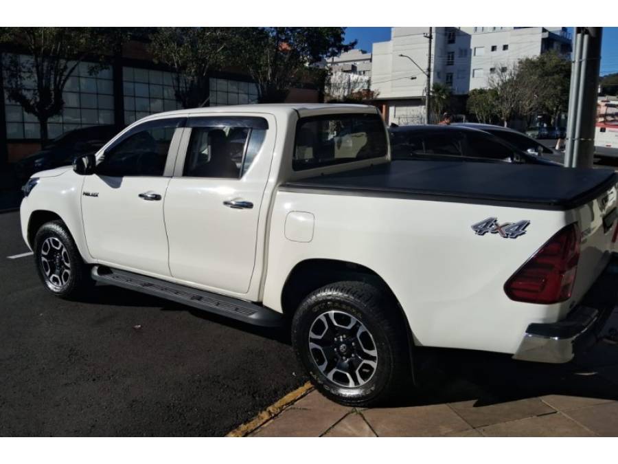 TOYOTA - HILUX - 2021/2021 - Branca - R$ 173.000,00