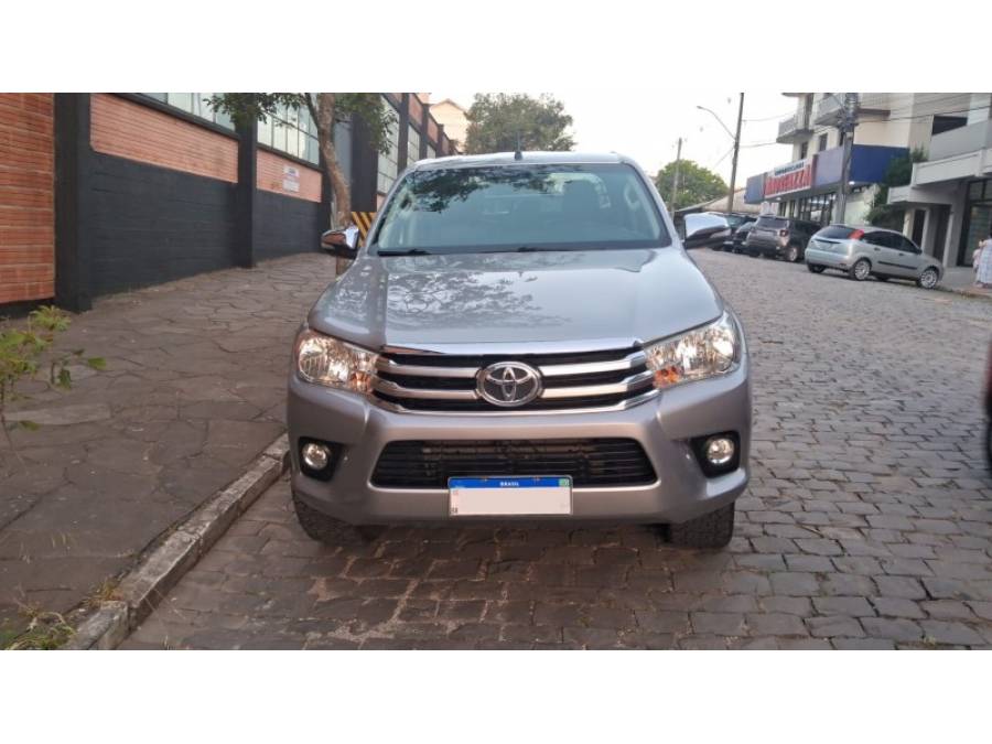 TOYOTA - HILUX - 2016/2017 - Prata - R$ 180.000,00