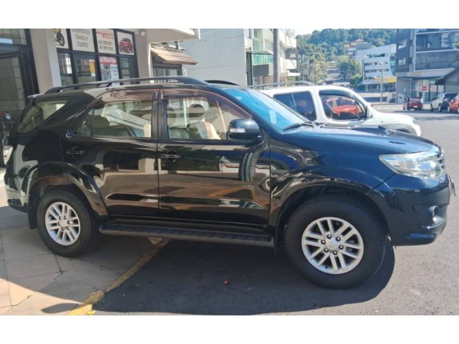 TOYOTA - HILUX SW4 - 2011/2012 - Preta - R$ 135.000,00