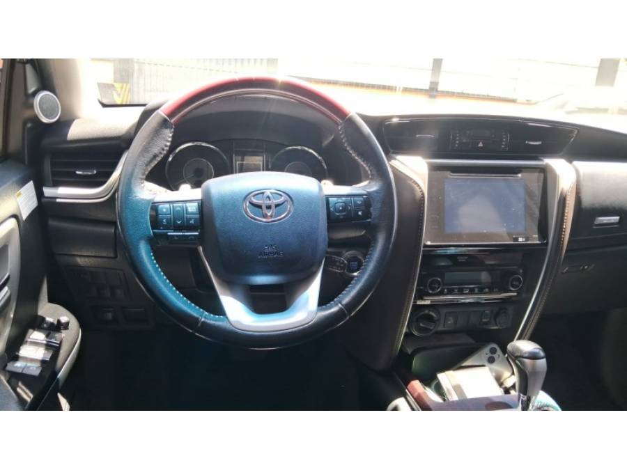 TOYOTA - HILUX SW4 - 2018/2018 - Branca - R$ 230.000,00