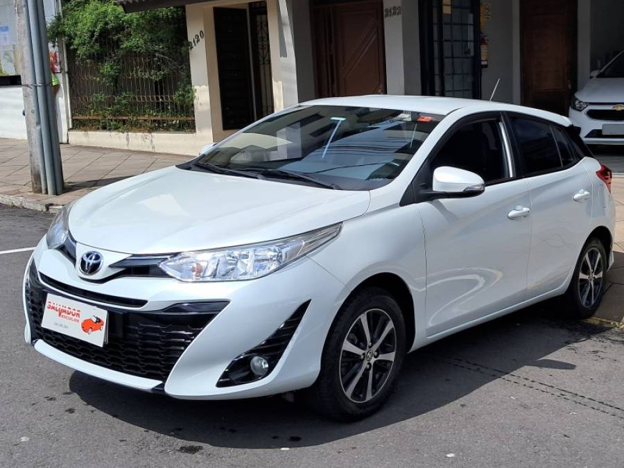 TOYOTA - YARIS - 2021/2022 - Branca - R$ 90.900,00