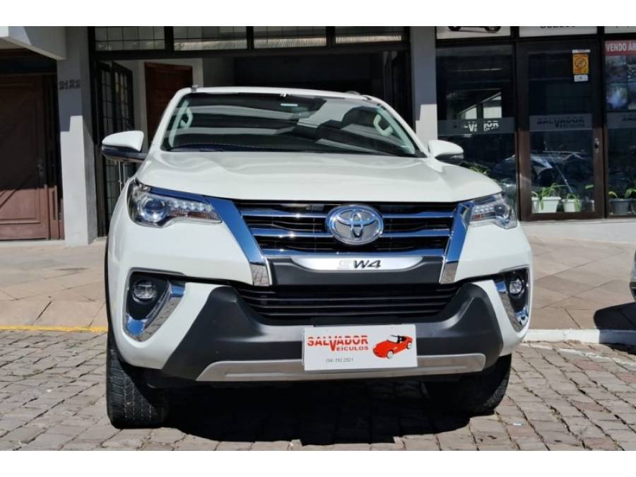 TOYOTA - HILUX SW4 - 2019/2020 - Branca - R$ 260.000,00