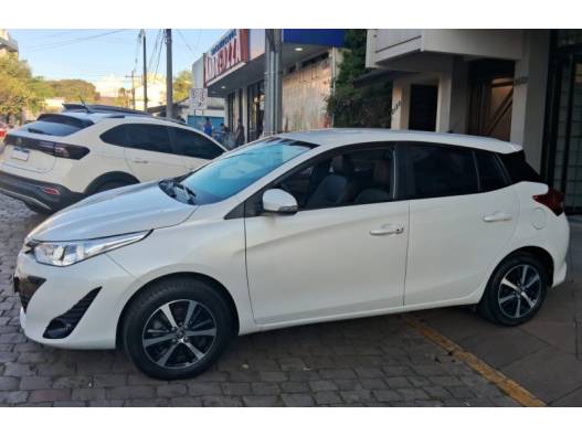 TOYOTA - YARIS - 2021/2022 - Branca - R$ 90.000,00