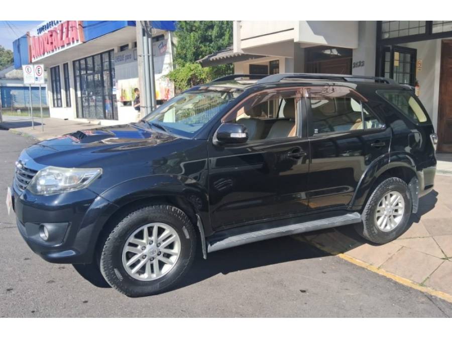 TOYOTA - HILUX SW4 - 2011/2012 - Preta - R$ 135.000,00