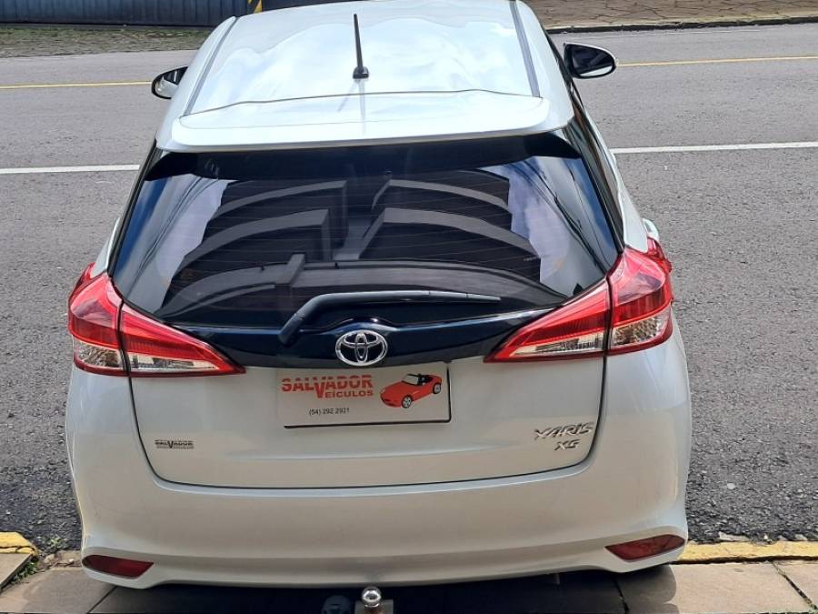TOYOTA - YARIS - 2021/2022 - Branca - R$ 90.900,00