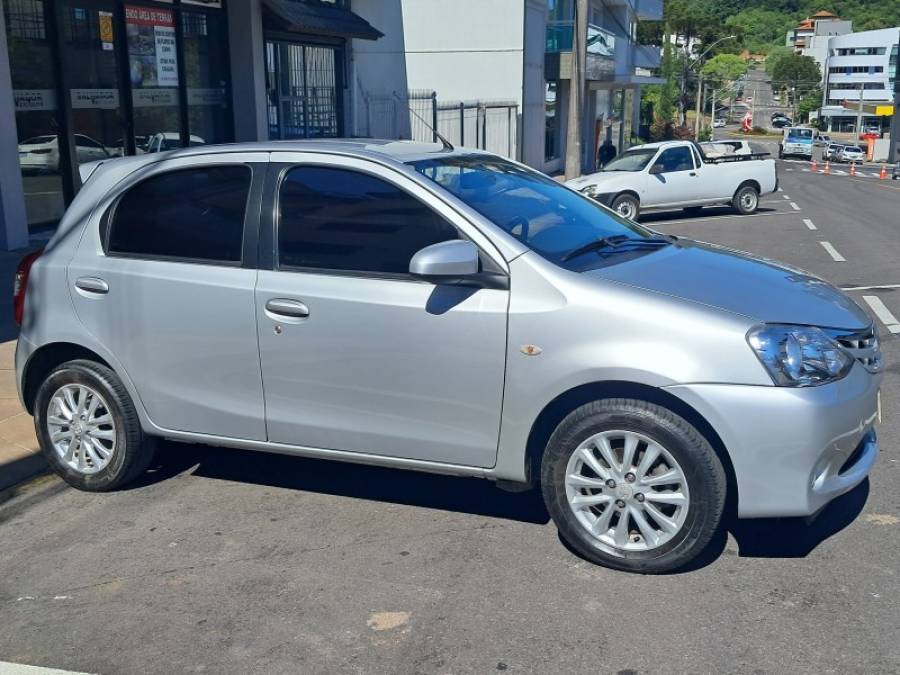 TOYOTA - ETIOS - 2013/2014 - Prata - R$ 45.900,00