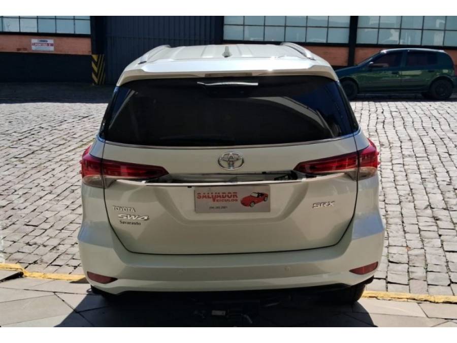 TOYOTA - HILUX SW4 - 2019/2020 - Branca - R$ 260.000,00