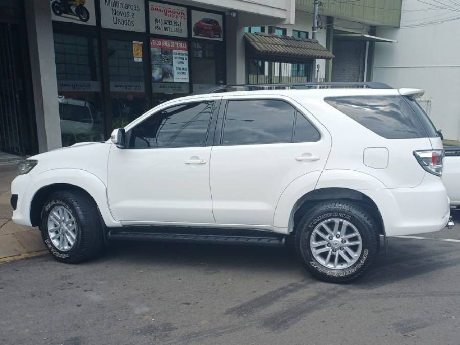 TOYOTA - HILUX SW4 - 2011/2012 - Branca - R$ 140.000,00