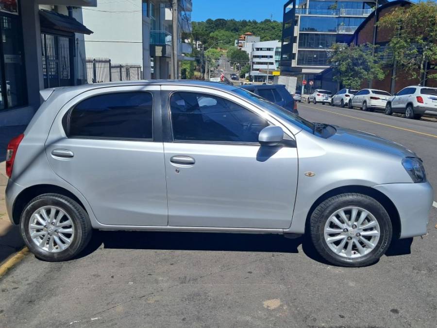 TOYOTA - ETIOS - 2013/2014 - Prata - R$ 45.900,00