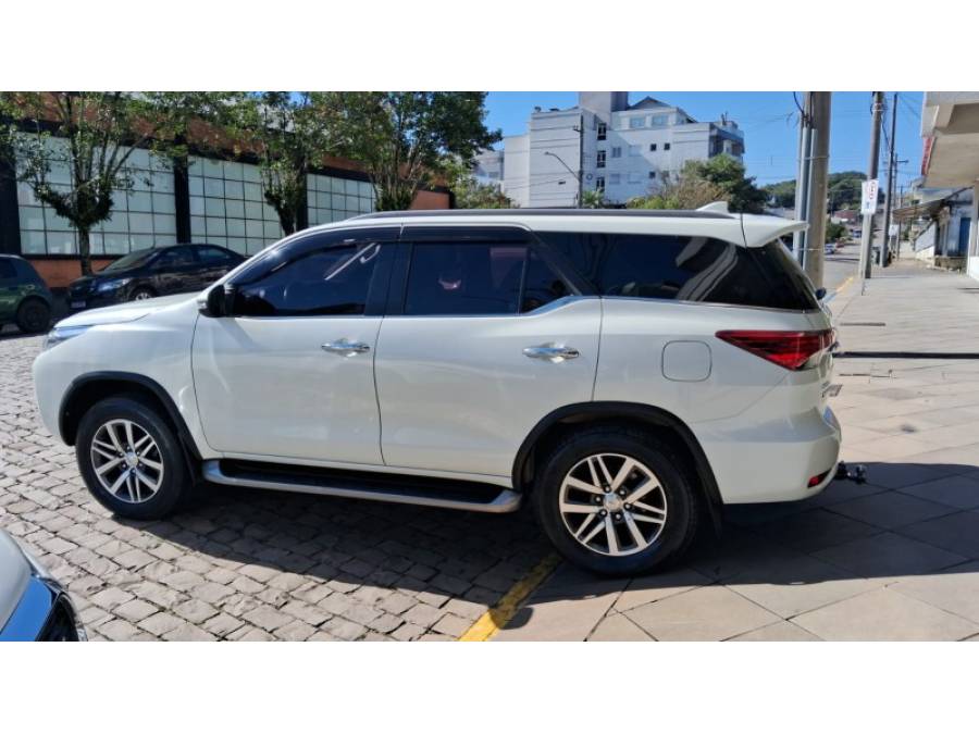 TOYOTA - HILUX SW4 - 2019/2020 - Branca - R$ 260.000,00