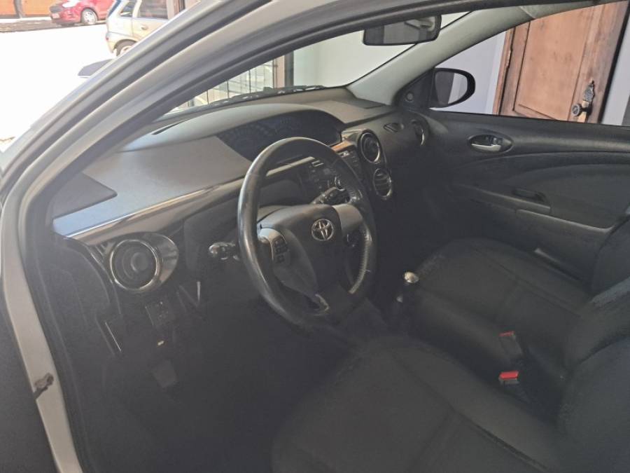 TOYOTA - ETIOS - 2013/2014 - Prata - R$ 45.900,00