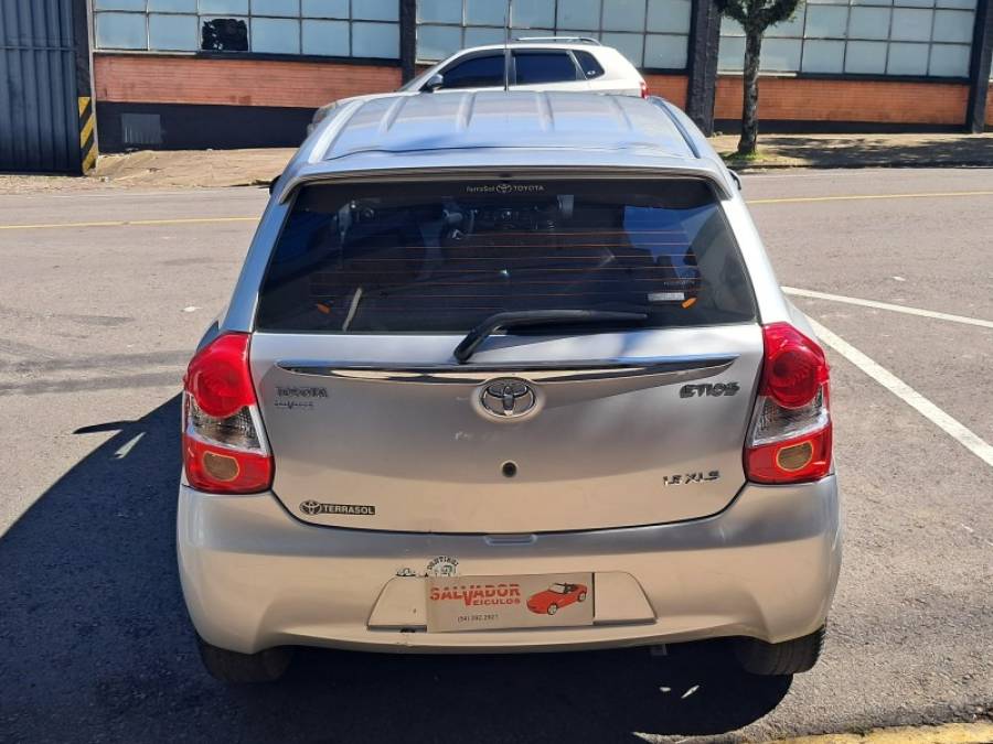 TOYOTA - ETIOS - 2013/2014 - Prata - R$ 45.900,00