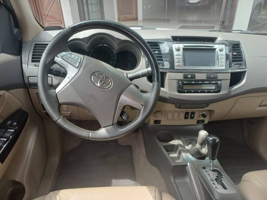 TOYOTA - HILUX SW4 - 2011/2012 - Branca - R$ 140.000,00