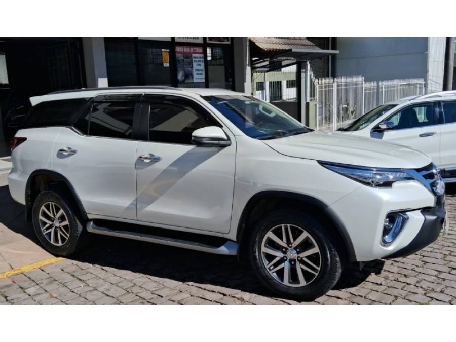 TOYOTA - HILUX SW4 - 2019/2020 - Branca - R$ 260.000,00