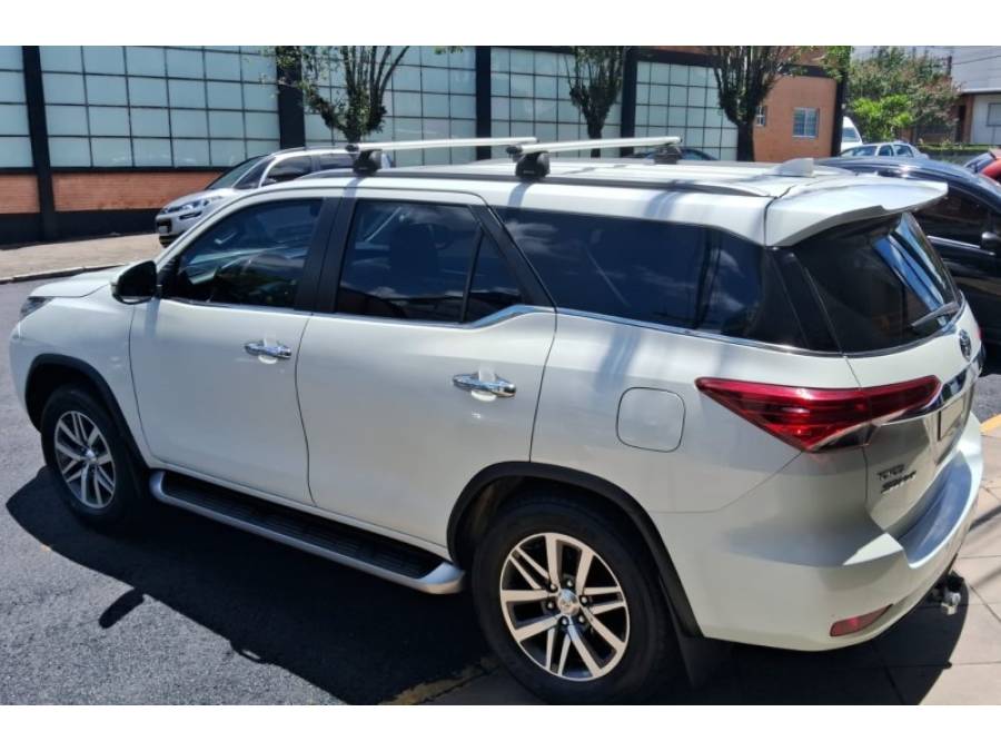 TOYOTA - HILUX SW4 - 2018/2018 - Branca - R$ 219.000,00