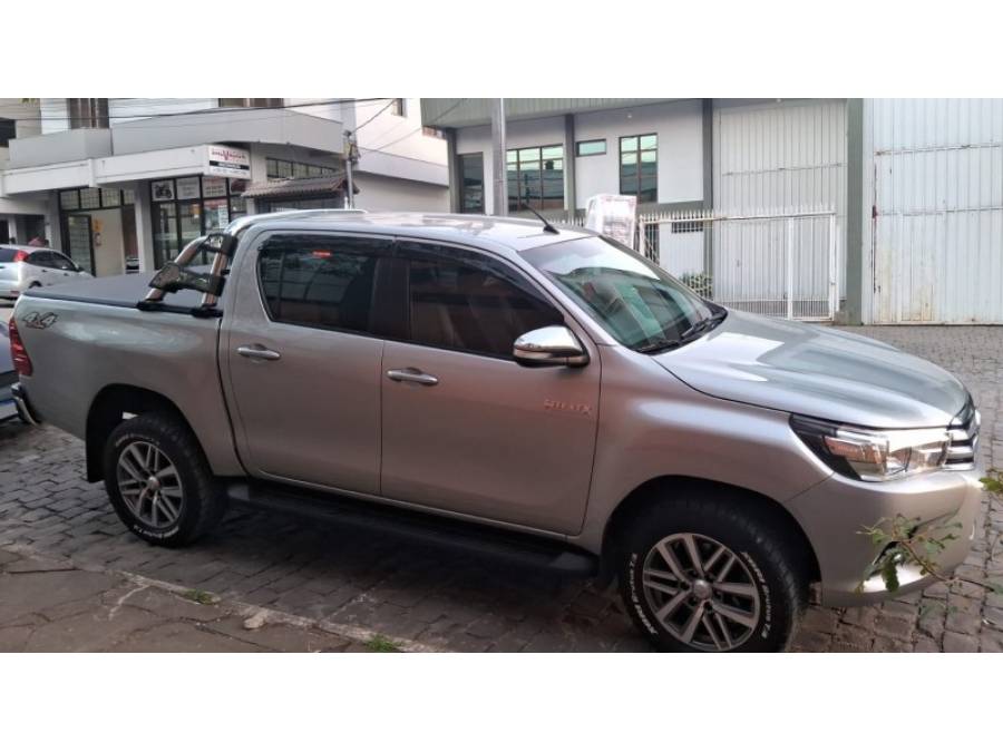 TOYOTA - HILUX - 2016/2017 - Prata - R$ 180.000,00