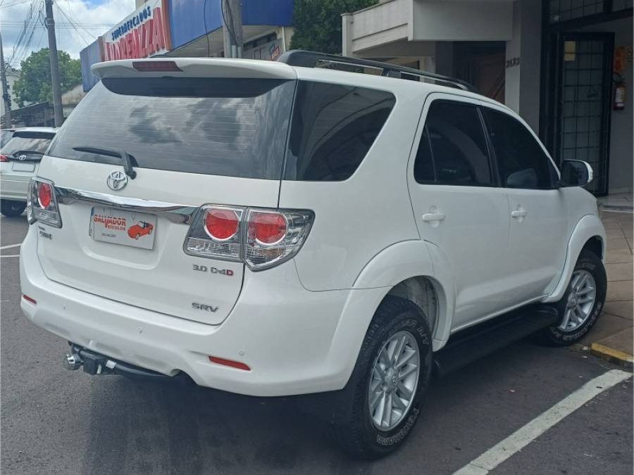 TOYOTA - HILUX SW4 - 2011/2012 - Branca - R$ 140.000,00
