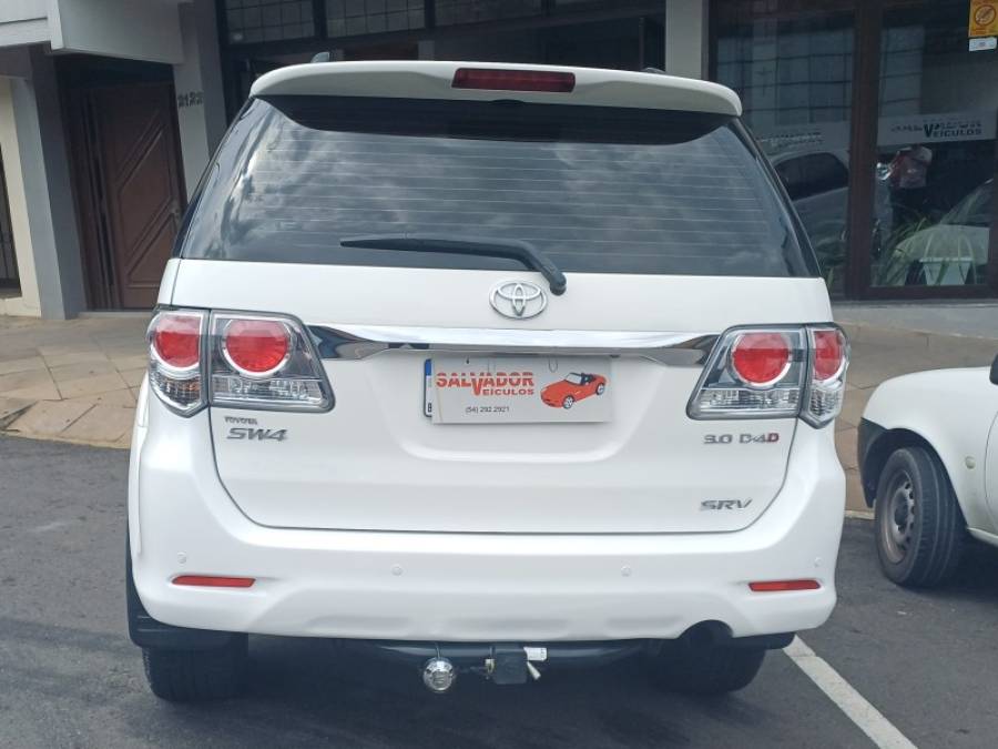 TOYOTA - HILUX SW4 - 2011/2012 - Branca - R$ 140.000,00