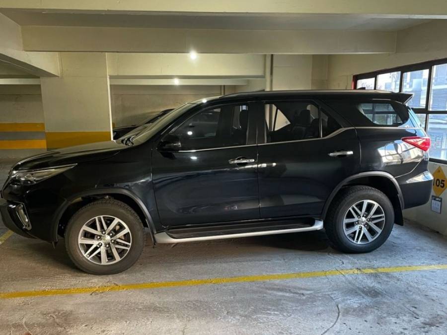TOYOTA - HILUX SW4 - 2018/2018 - Preta - R$ 230.000,00