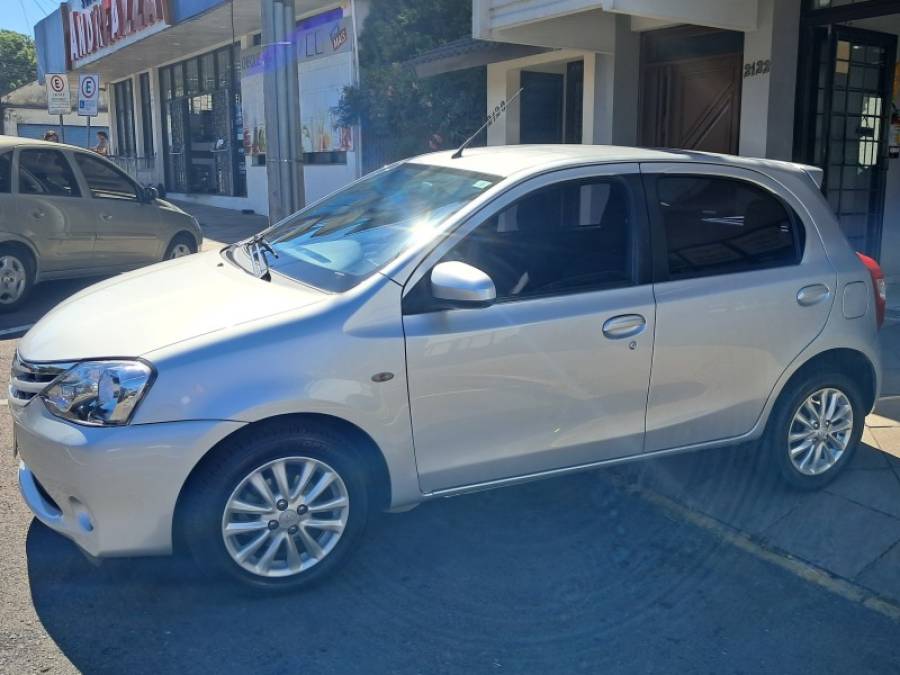 TOYOTA - ETIOS - 2013/2014 - Prata - R$ 45.900,00