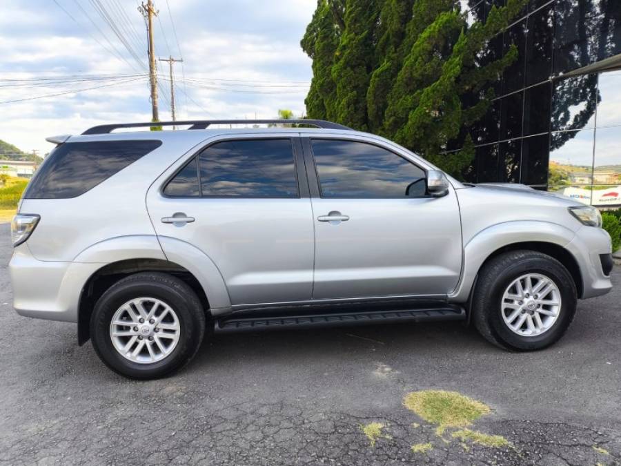 TOYOTA - HILUX SW4 - 2015/2015 - Prata - R$ 163.900,00