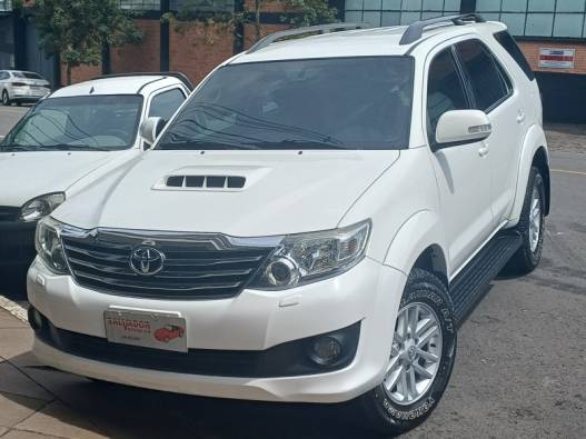 TOYOTA - HILUX SW4 - 2011/2012 - Branca - R$ 140.000,00